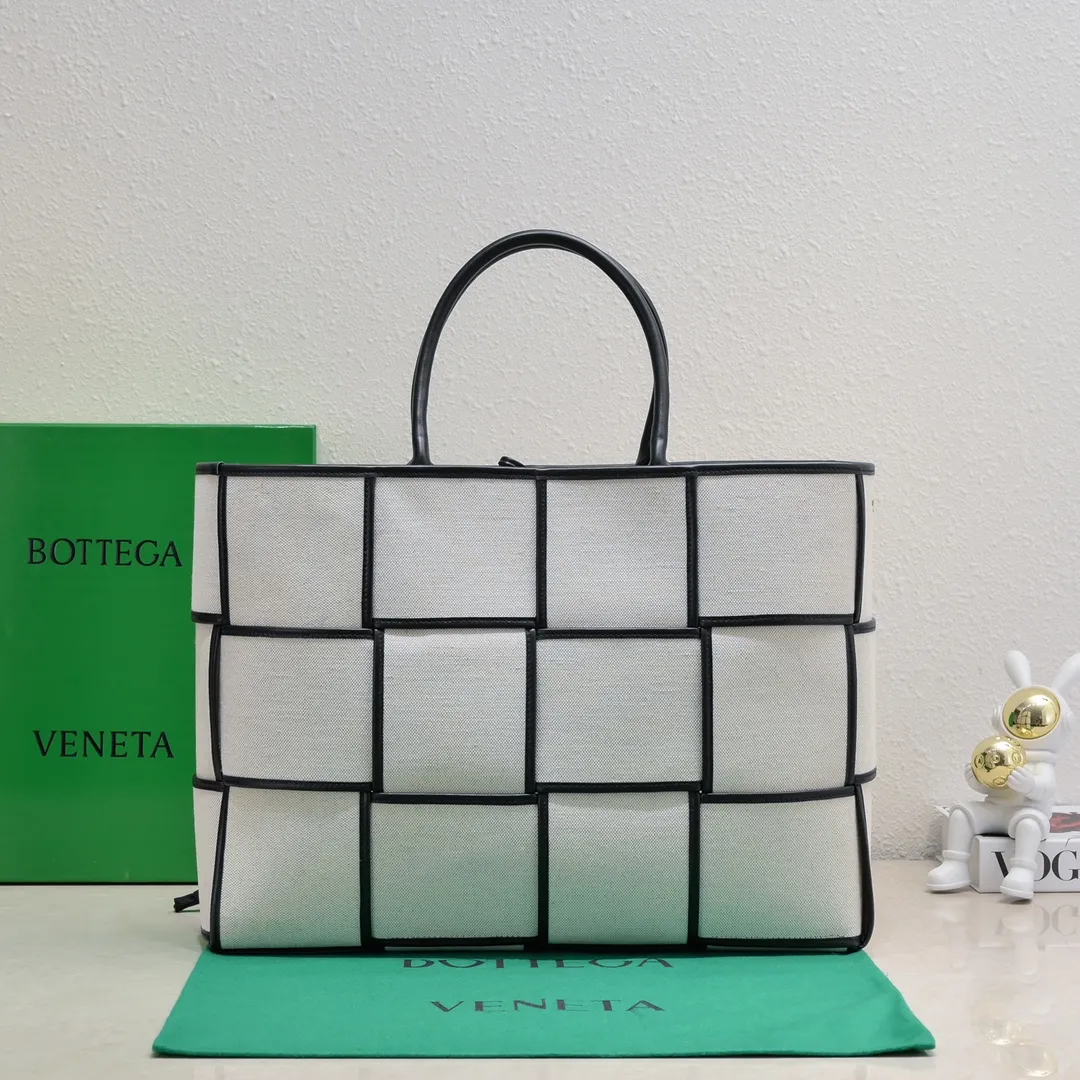 Batch 2000 B family new model is here🎈 The large Arco Tote has always been popular with everyone. This one is made of canvas and cowhide. The main material is canvas, so it is lighter than the usual tote. After the leather edges are spliced, the whole bag is more three-dimensional and has shape! The workmanship quality is instantly praised. It is suitable for all people, including mothers and office workers. A large-capacity and convenient tote bag! The black and white color scheme is very easy to match with every day. The girl with temperament will get it! Size 47x13x33, model: 9890#